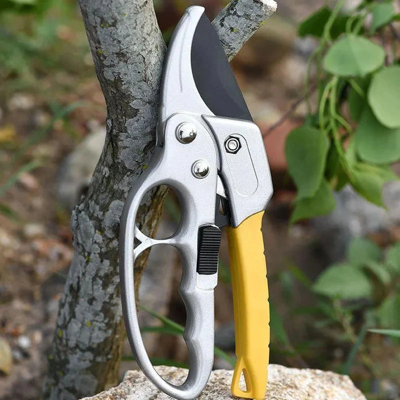 Tesoura de Poda Reforçada com Sistema de Catraca - Eficiência e Conforto na Jardinagem