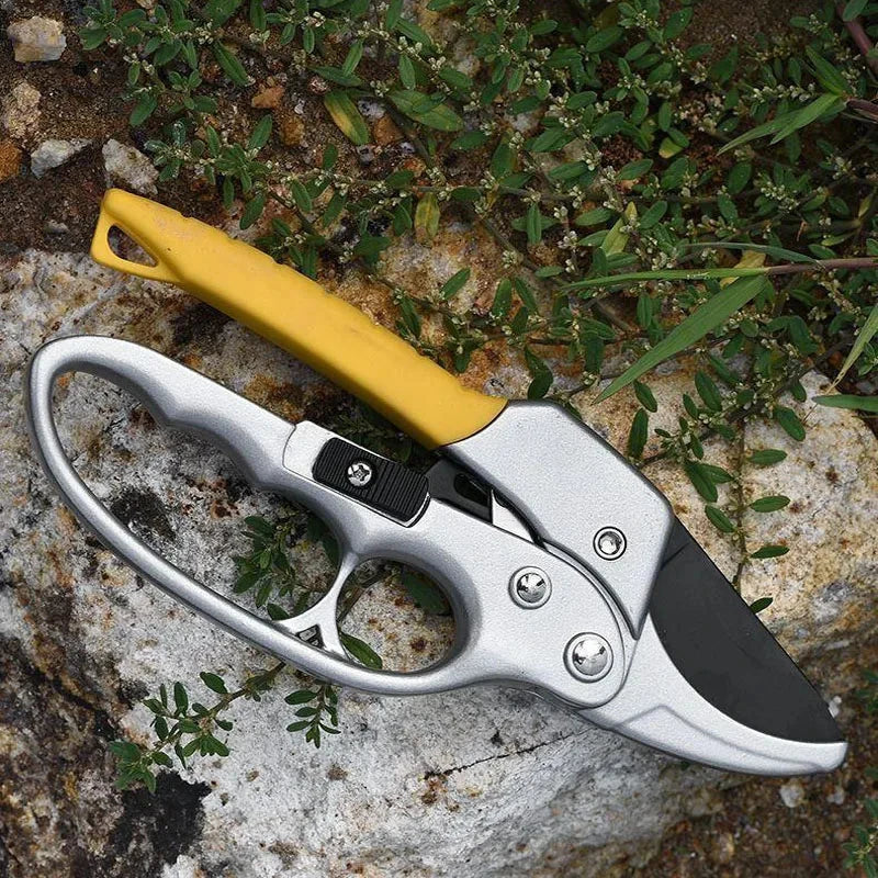 Tesoura de Poda Reforçada com Sistema de Catraca - Eficiência e Conforto na Jardinagem